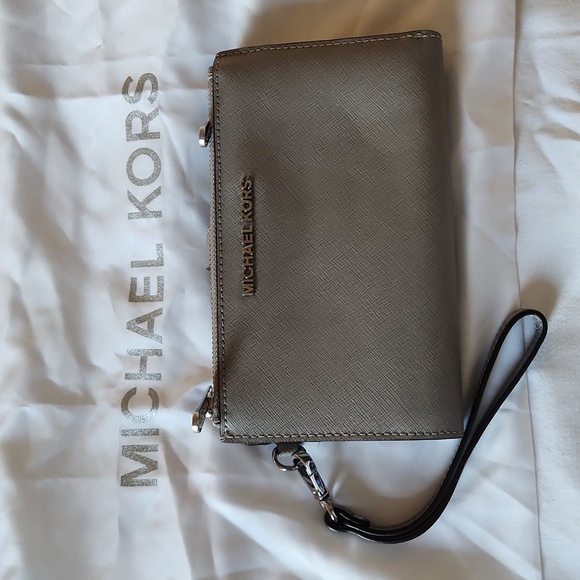 Michael Kors wristlet - Picture 1 of 6
